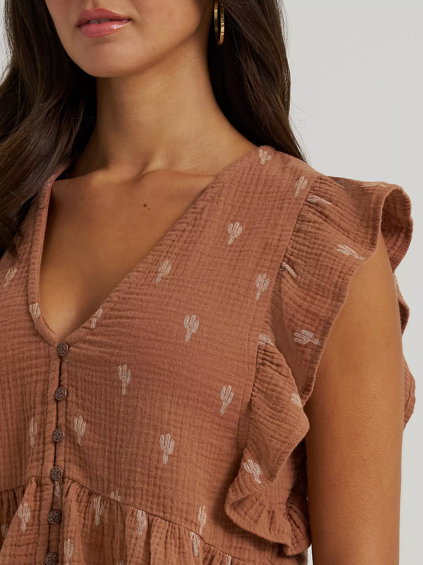 Wrangler women's Gauzy Flutter Sleeve blouse - Brown