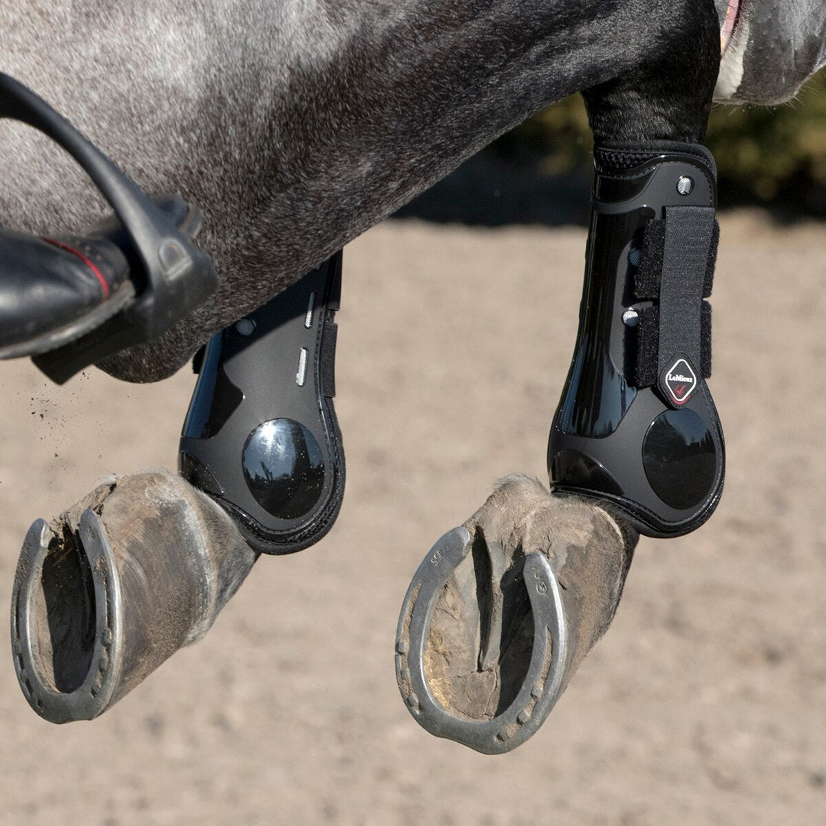 This reliable and well-fitting tendon boot features a TPU shell with integrated venting to prevent the horse's leg from overheating. Ergonomically shaped to conform to the horse's leg, Derby ProJump boots feature a cushiony lining and strategically placed