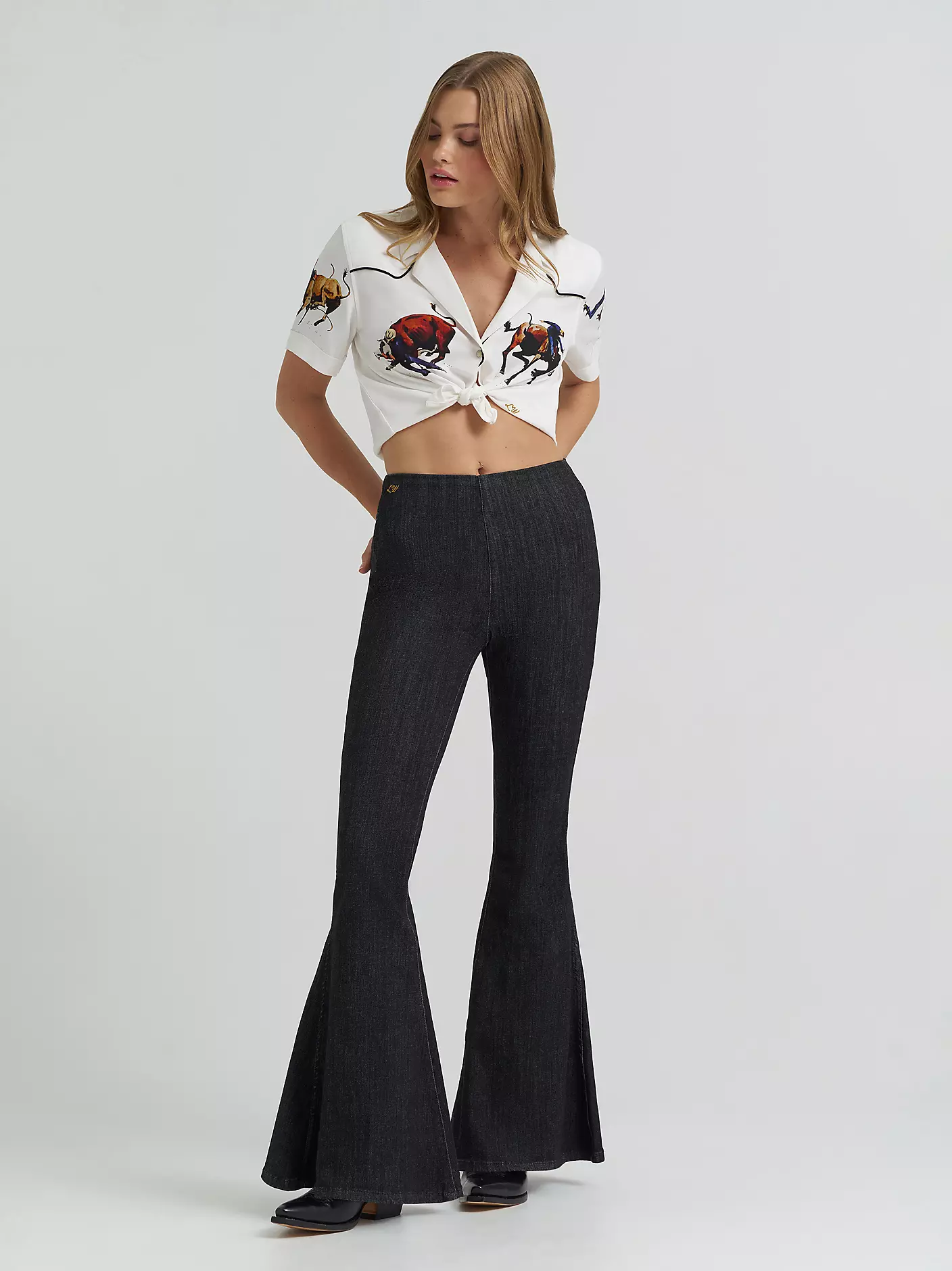 Wrangler x Lainey Wilson pull on bell bottoms - Washed Black