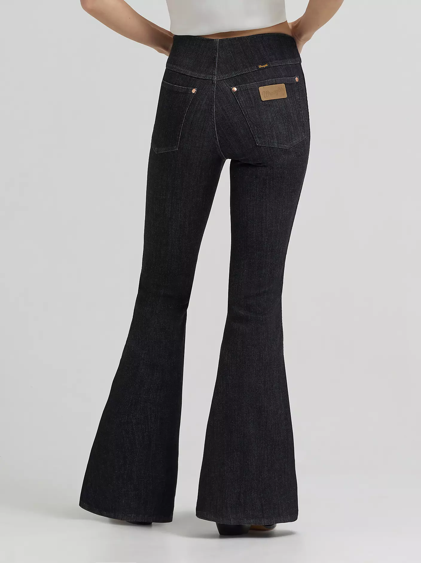 Wrangler x Lainey Wilson pull on bell bottoms - Washed Black