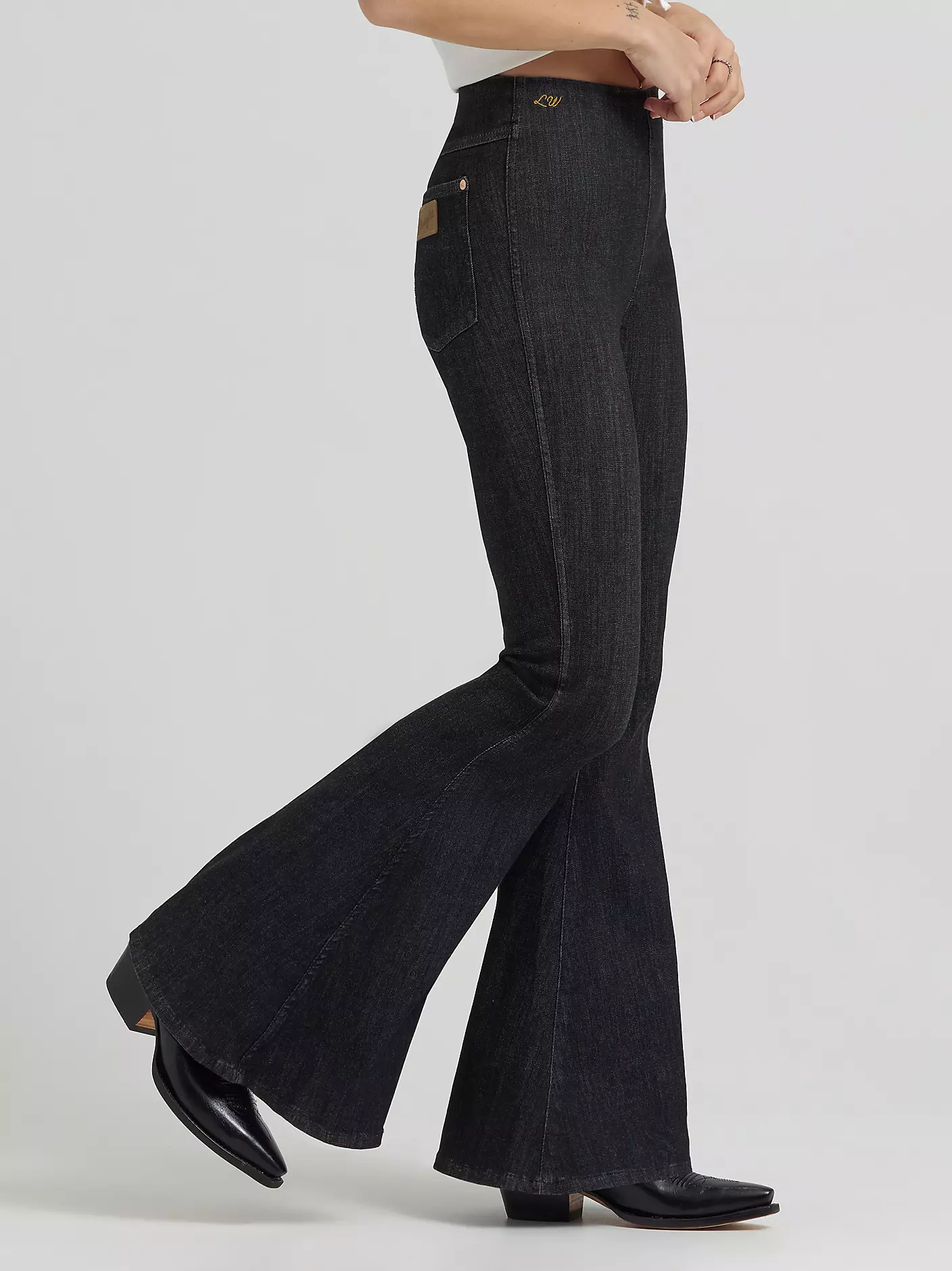 Wrangler x Lainey Wilson pull on bell bottoms - Washed Black